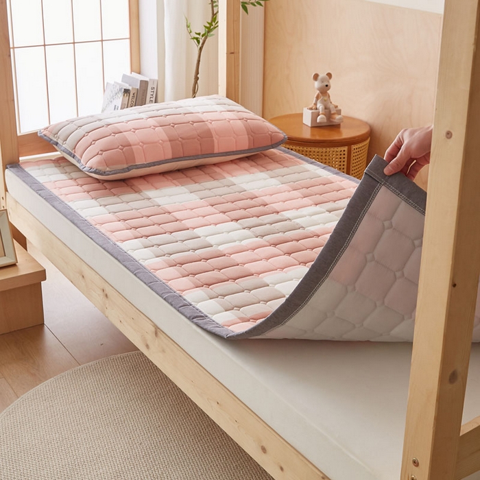 91家纺网 家纺一手货源 找家纺 暖季家纺 2025新款A类水洗棉学生絮叠床护垫 絮叠床护垫-粉大格