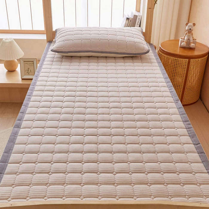 91家纺网 家纺一手货源 找家纺 暖季家纺 2025新款A类水洗棉学生絮叠床护垫 絮叠床护垫-咖细条