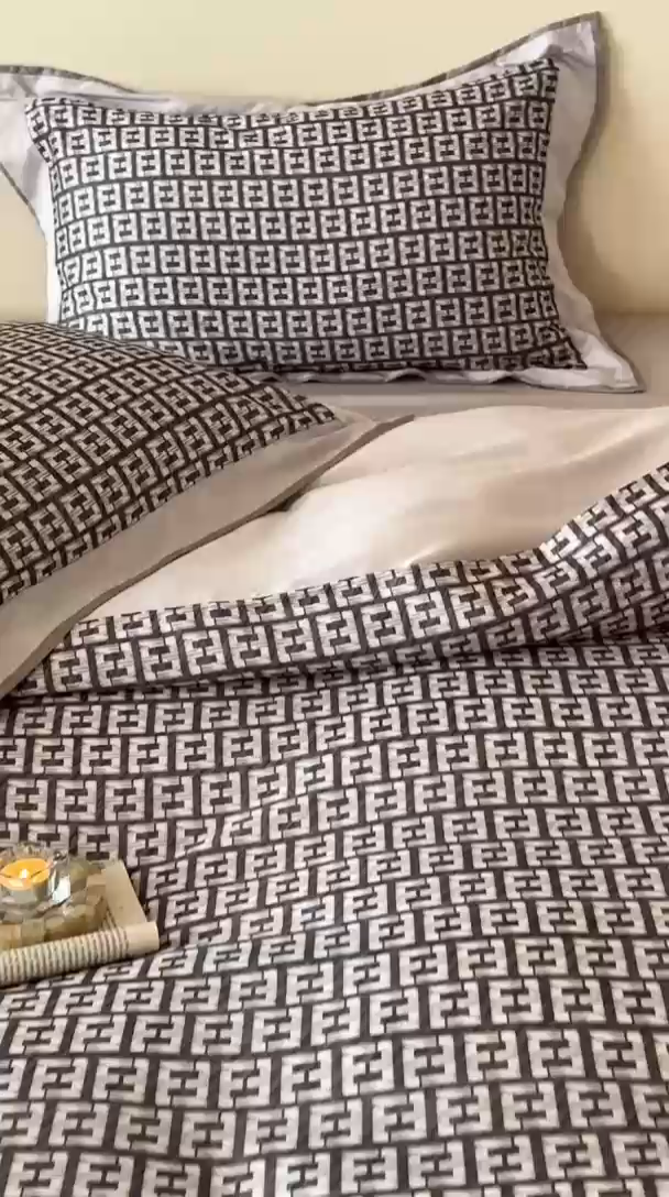 91家纺网 家纺一手货源 找家纺 赫帛 2025新款60s数码印花天丝棉四件套-字母F 字母F-紫灰色