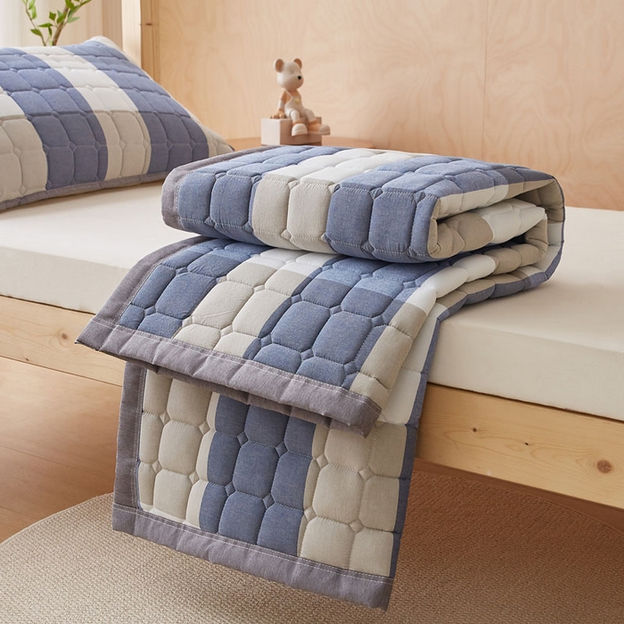 91家纺网 家纺一手货源 找家纺 暖季家纺 2025新款A类水洗棉学生絮叠床护垫 絮叠床护垫-蓝大格