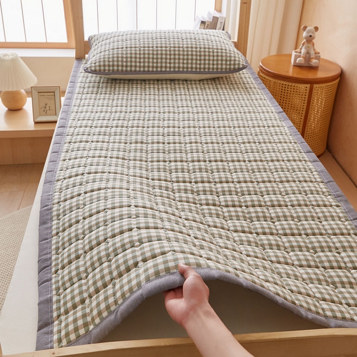 91家纺网 家纺一手货源 找家纺 暖季家纺 2025新款A类水洗棉学生絮叠床护垫 絮叠床护垫-绿小格