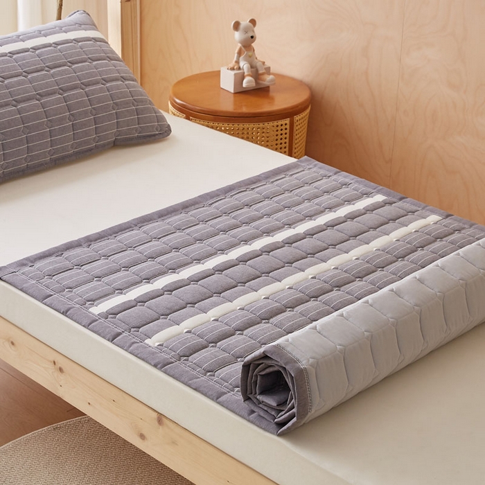 91家纺网 家纺一手货源 找家纺 暖季家纺 2025新款A类水洗棉学生絮叠床护垫 絮叠床护垫-英伦灰