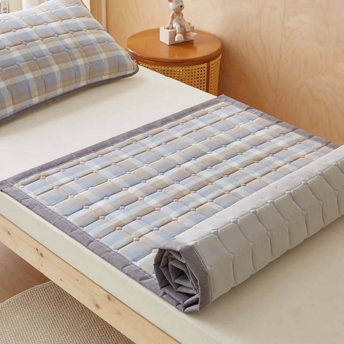 91家纺网 家纺一手货源 找家纺 暖季家纺 2025新款A类水洗棉学生絮叠床护垫 絮叠床护垫-简兮蓝