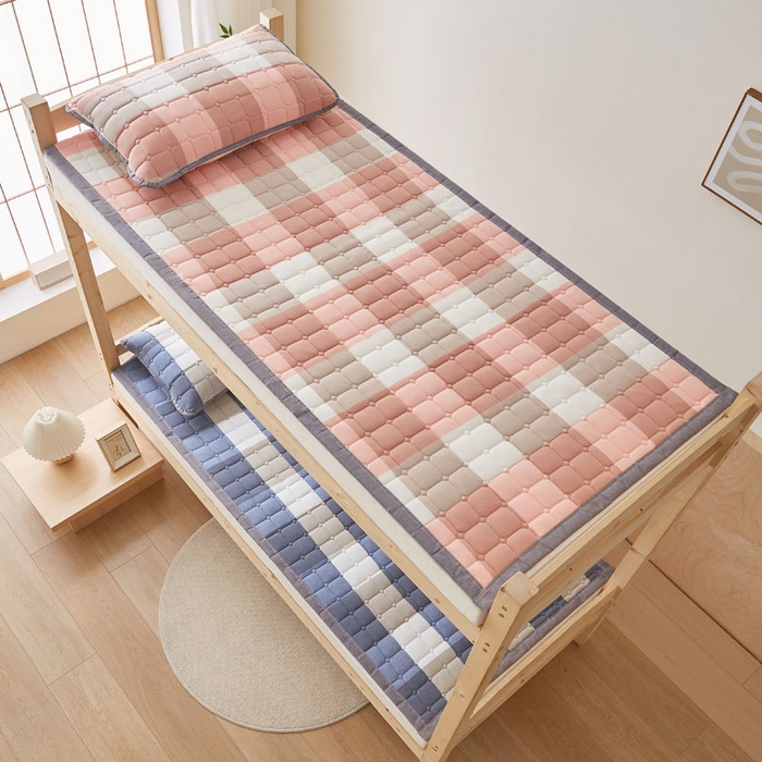 91家纺网 家纺一手货源 找家纺 暖季家纺 2025新款A类水洗棉学生絮叠床护垫 絮叠床护垫-粉大格