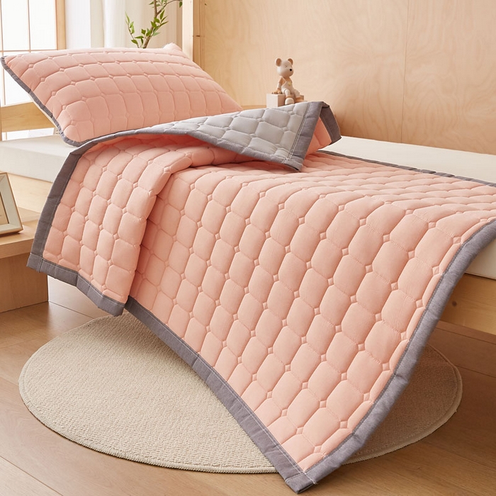 91家纺网 家纺一手货源 找家纺 暖季家纺 2025新款A类水洗棉学生絮叠床护垫 絮叠床护垫-粉