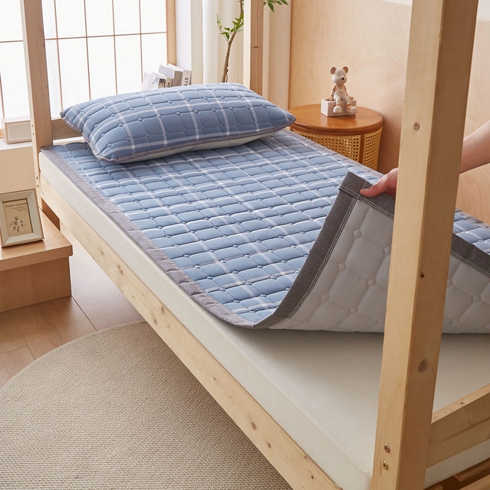 91家纺网 家纺一手货源 找家纺 暖季家纺 2025新款A类水洗棉学生絮叠床护垫 絮叠床护垫-兰灰中格