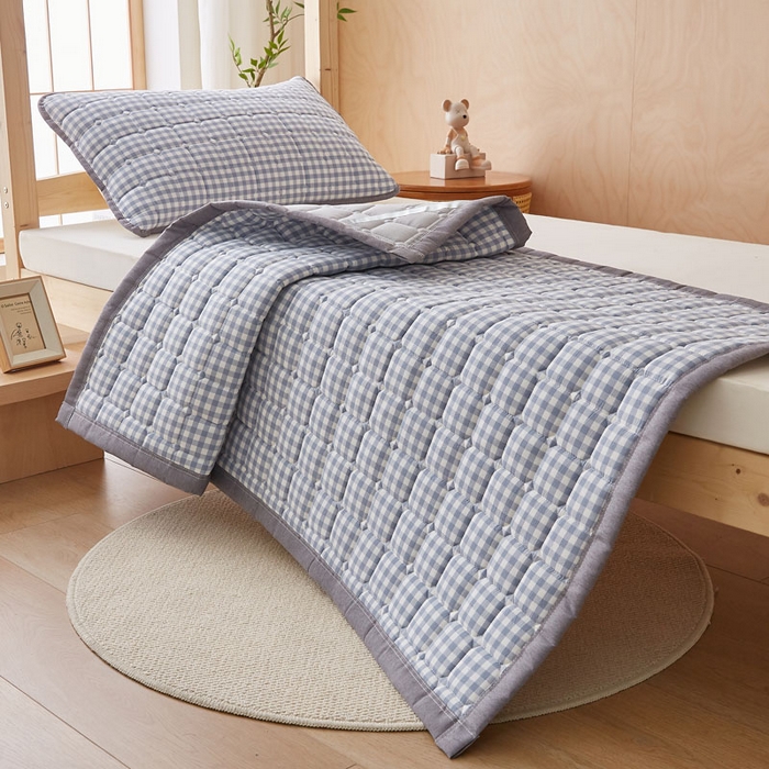 91家纺网 家纺一手货源 找家纺 暖季家纺 2025新款A类水洗棉学生絮叠床护垫 絮叠床护垫-蓝小格