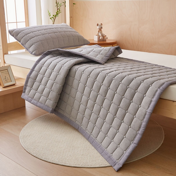 91家纺网 家纺一手货源 找家纺 暖季家纺 2025新款A类水洗棉学生絮叠床护垫 絮叠床护垫-灰