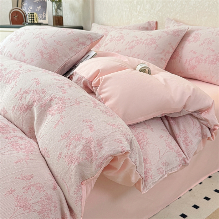 91家纺网 家纺一手货源 找家纺 灰鲸2025新款A类全棉三层纱色织提花系列四件套 初春-粉