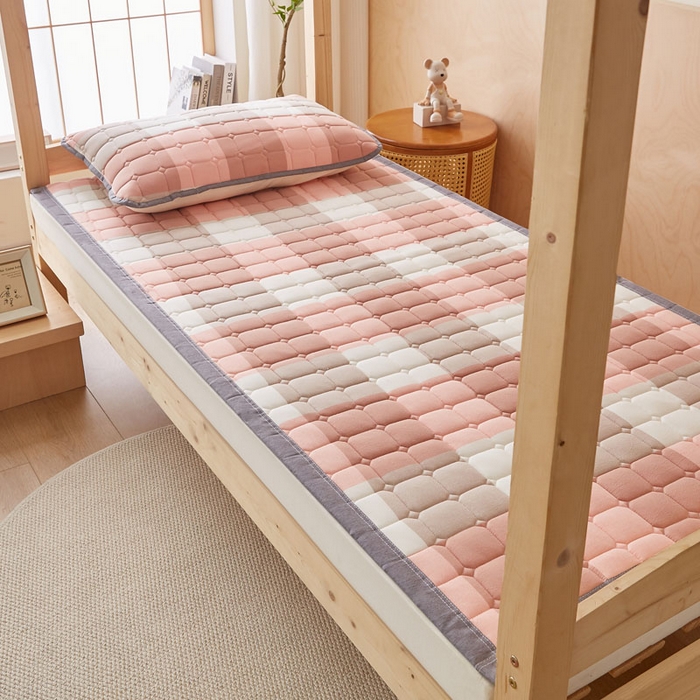 91家纺网 家纺一手货源 找家纺 暖季家纺 2025新款A类水洗棉学生絮叠床护垫 絮叠床护垫-粉大格