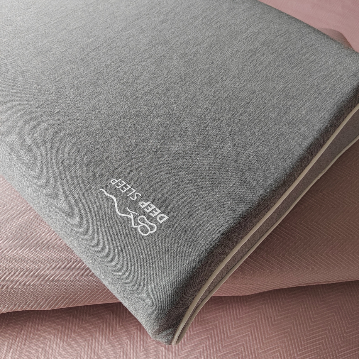 91家纺网 家纺一手货源 找家纺 （总）芯丝路枕业 2025新款全棉针织零压力慢回弹波浪型护颈枕