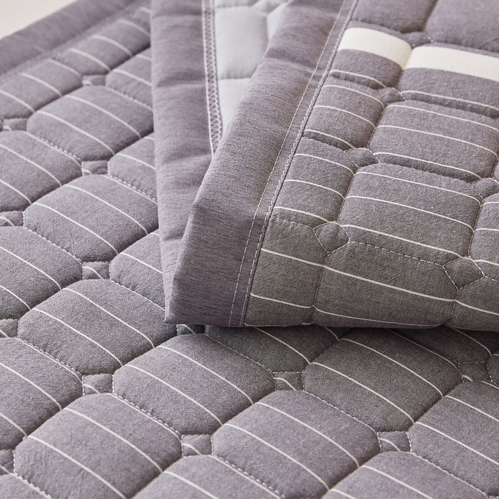 91家纺网 家纺一手货源 找家纺 暖季家纺 2025新款A类水洗棉学生絮叠床护垫 絮叠床护垫-英伦灰