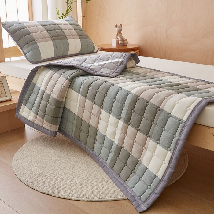 91家纺网 家纺一手货源 找家纺 暖季家纺 2025新款A类水洗棉学生絮叠床护垫 絮叠床护垫-绿大格