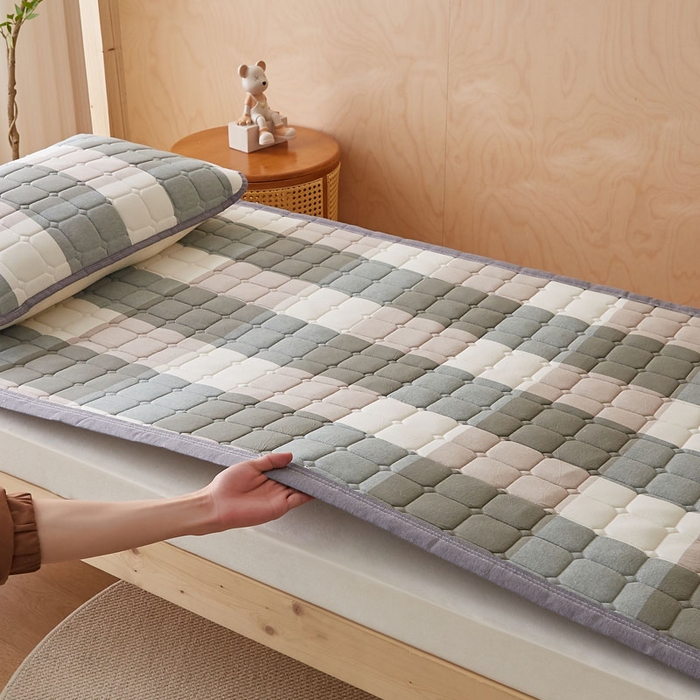 91家纺网 家纺一手货源 找家纺 暖季家纺 2025新款A类水洗棉学生絮叠床护垫 絮叠床护垫-绿大格