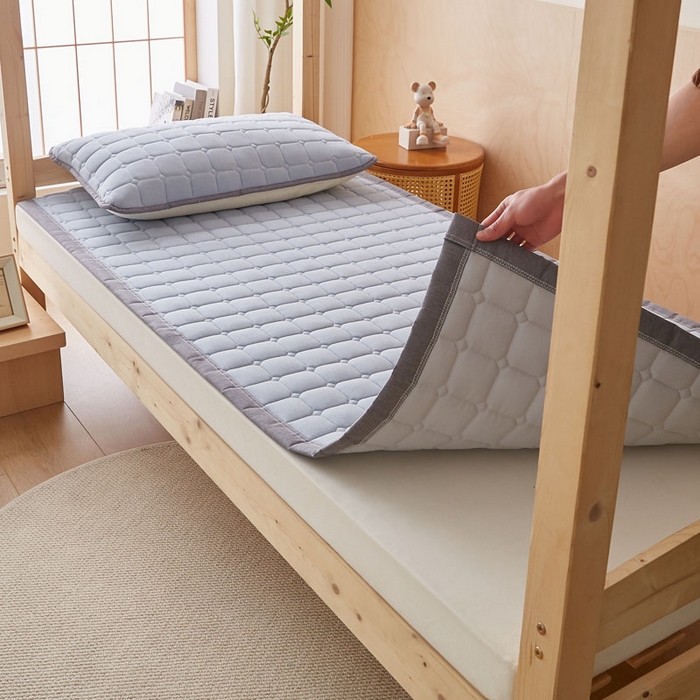 91家纺网 家纺一手货源 找家纺 暖季家纺 2025新款A类水洗棉学生絮叠床护垫 絮叠床护垫-浅灰