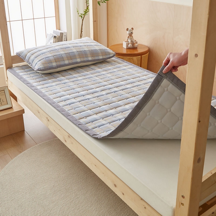 91家纺网 家纺一手货源 找家纺 暖季家纺 2025新款A类水洗棉学生絮叠床护垫 絮叠床护垫-简兮蓝