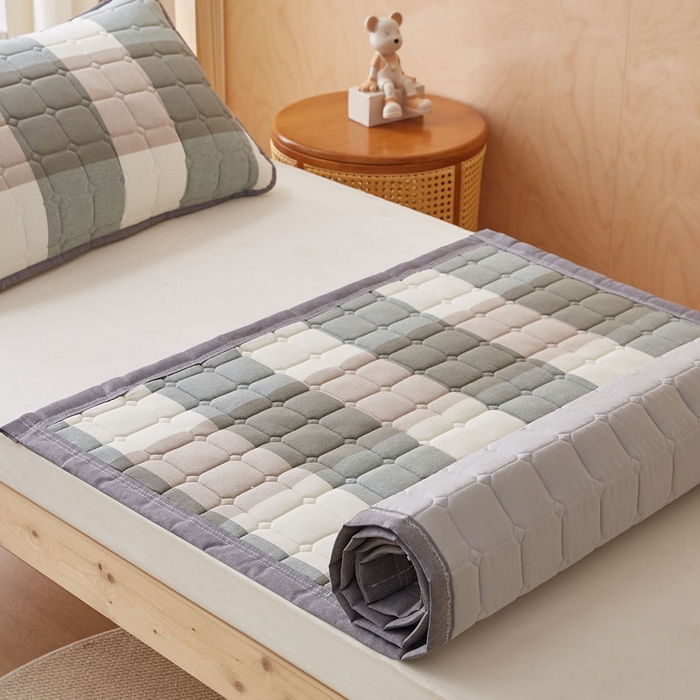 91家纺网 家纺一手货源 找家纺 暖季家纺 2025新款A类水洗棉学生絮叠床护垫 絮叠床护垫-绿大格