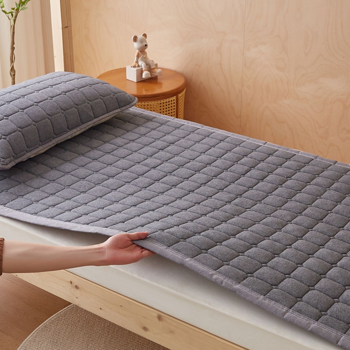91家纺网 家纺一手货源 找家纺 暖季家纺 2025新款A类水洗棉学生絮叠床护垫 絮叠床护垫-深灰