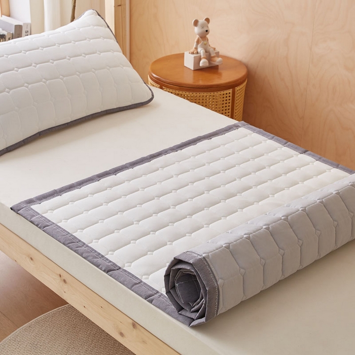 91家纺网 家纺一手货源 找家纺 暖季家纺 2025新款A类水洗棉学生絮叠床护垫 絮叠床护垫-月光白