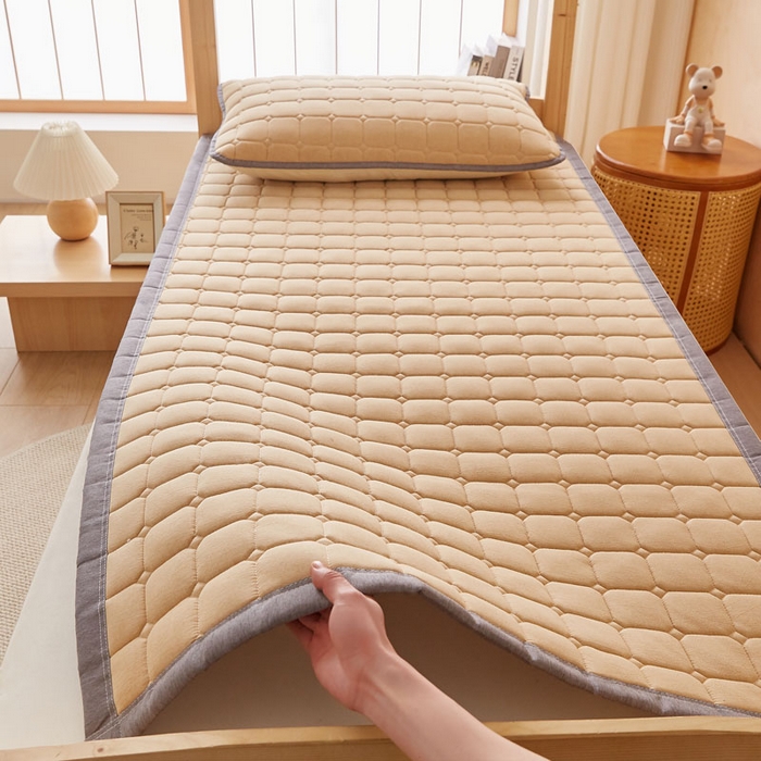91家纺网 家纺一手货源 找家纺 暖季家纺 2025新款A类水洗棉学生絮叠床护垫 絮叠床护垫-卡其