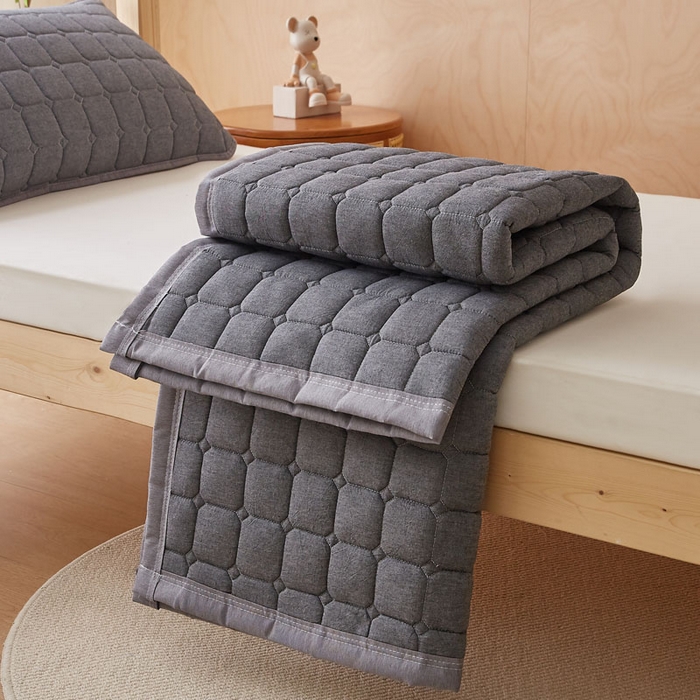 91家纺网 家纺一手货源 找家纺 暖季家纺 2025新款A类水洗棉学生絮叠床护垫 絮叠床护垫-深灰