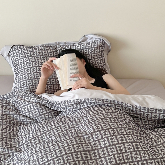 91家纺网 家纺一手货源 找家纺 赫帛 2025新款60s数码印花天丝棉四件套-字母F 字母F-紫灰色