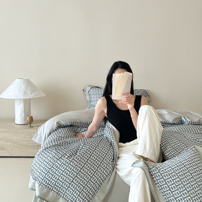 91家纺网 家纺一手货源 找家纺 赫帛 2025新款60s数码印花天丝棉四件套-字母F 字母F-绿色