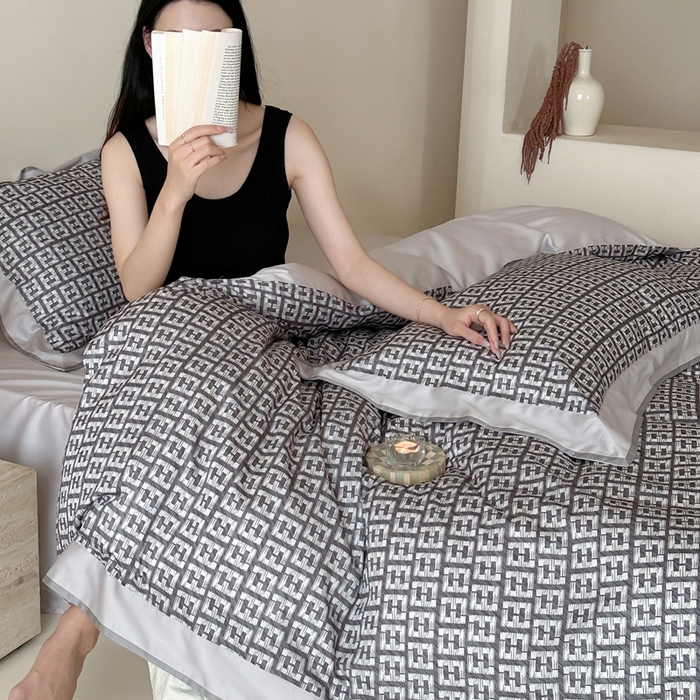 91家纺网 家纺一手货源 找家纺 赫帛 2025新款60s数码印花天丝棉四件套-字母F 字母F-紫灰色