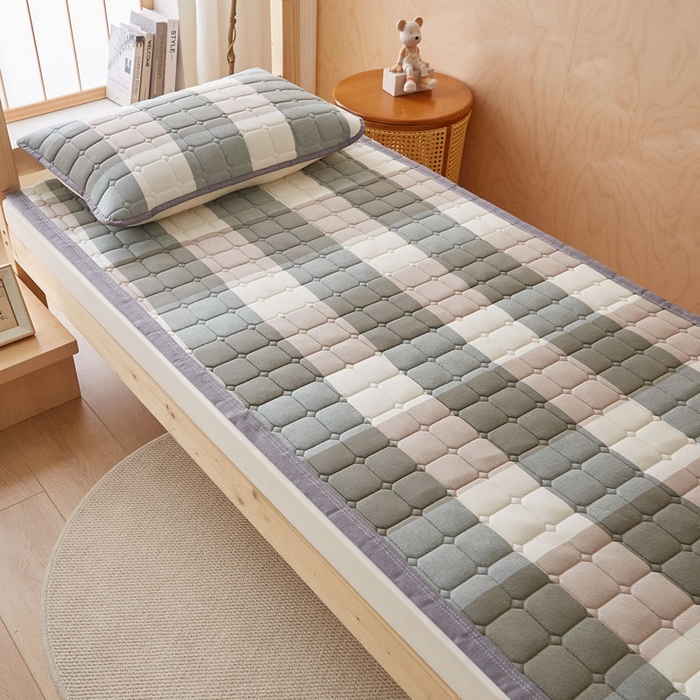 91家纺网 家纺一手货源 找家纺 暖季家纺 2025新款A类水洗棉学生絮叠床护垫 絮叠床护垫-绿大格