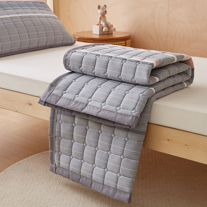 91家纺网 家纺一手货源 找家纺 暖季家纺 2025新款A类水洗棉学生絮叠床护垫 絮叠床护垫-马里奥灰