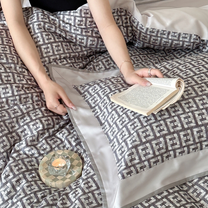 91家纺网 家纺一手货源 找家纺 赫帛 2025新款60s数码印花天丝棉四件套-字母F 字母F-紫灰色