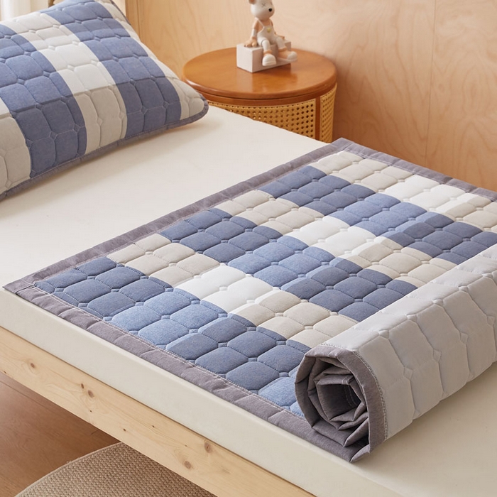 91家纺网 家纺一手货源 找家纺 暖季家纺 2025新款A类水洗棉学生絮叠床护垫 絮叠床护垫-蓝大格