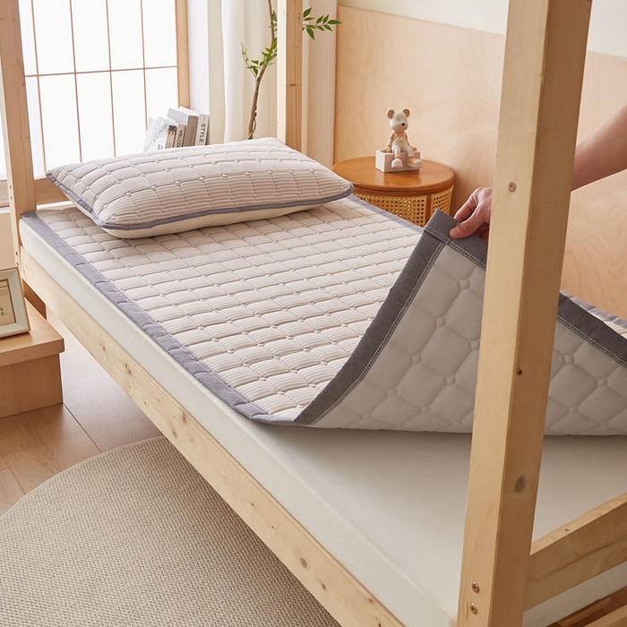 91家纺网 家纺一手货源 找家纺 暖季家纺 2025新款A类水洗棉学生絮叠床护垫 絮叠床护垫-咖细条