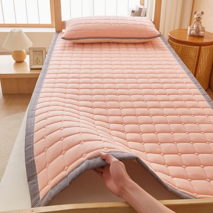 91家纺网 家纺一手货源 找家纺 暖季家纺 2025新款A类水洗棉学生絮叠床护垫 絮叠床护垫-粉
