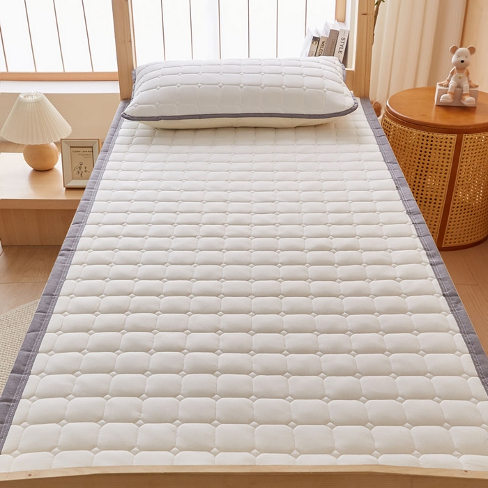 91家纺网 家纺一手货源 找家纺 暖季家纺 2025新款A类水洗棉学生絮叠床护垫 絮叠床护垫-月光白