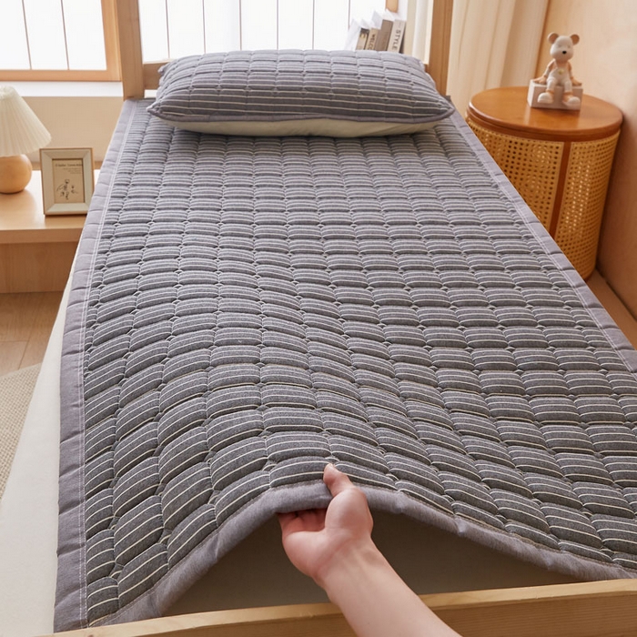 91家纺网 家纺一手货源 找家纺 暖季家纺 2025新款A类水洗棉学生絮叠床护垫 絮叠床护垫-灰细条