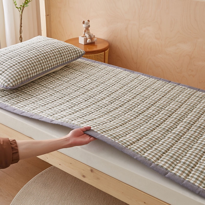 91家纺网 家纺一手货源 找家纺 暖季家纺 2025新款A类水洗棉学生絮叠床护垫 絮叠床护垫-绿小格