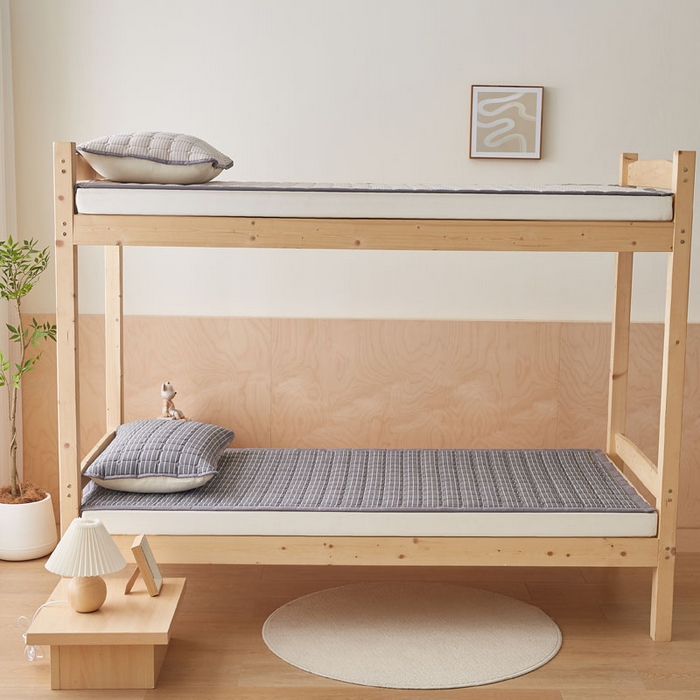 91家纺网 家纺一手货源 找家纺 暖季家纺 2025新款A类水洗棉学生絮叠床护垫 絮叠床护垫-灰细条