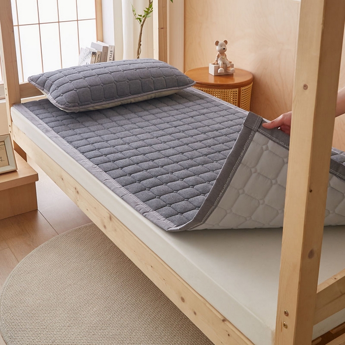 91家纺网 家纺一手货源 找家纺 暖季家纺 2025新款A类水洗棉学生絮叠床护垫 絮叠床护垫-深灰