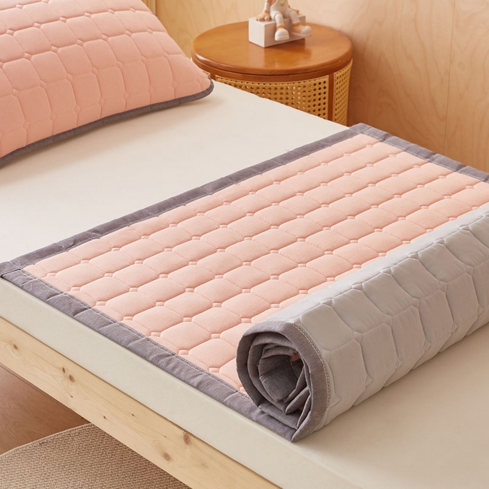 91家纺网 家纺一手货源 找家纺 暖季家纺 2025新款A类水洗棉学生絮叠床护垫 絮叠床护垫-粉