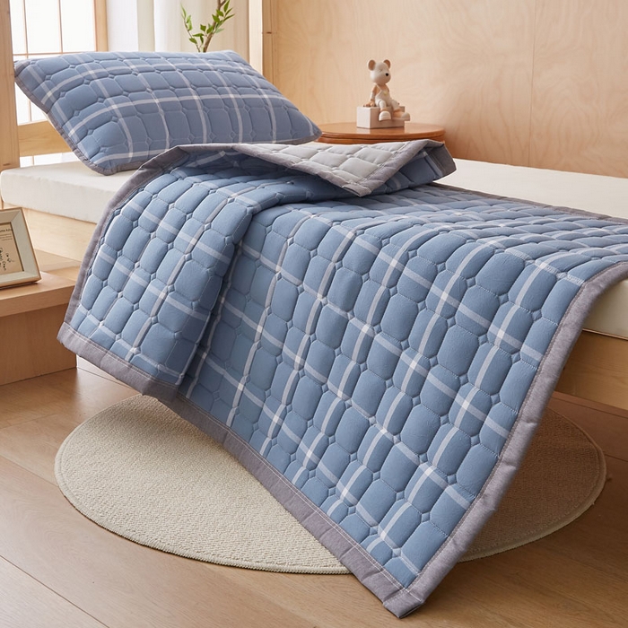 91家纺网 家纺一手货源 找家纺 暖季家纺 2025新款A类水洗棉学生絮叠床护垫 絮叠床护垫-兰灰中格