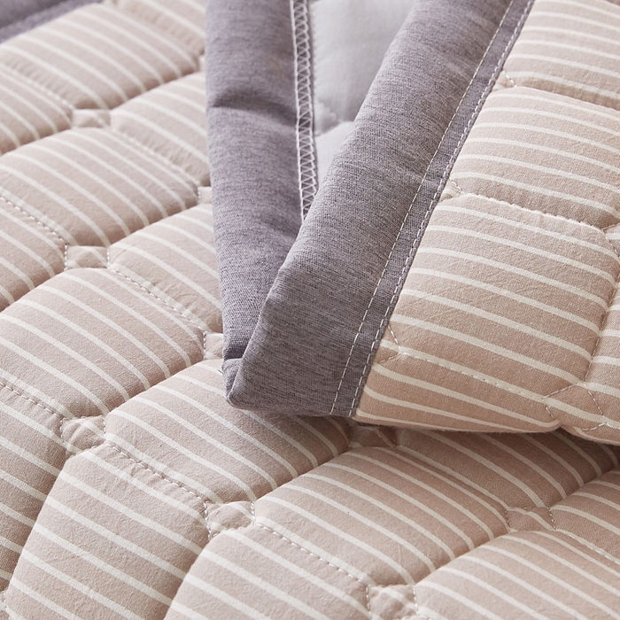 91家纺网 家纺一手货源 找家纺 暖季家纺 2025新款A类水洗棉学生絮叠床护垫 絮叠床护垫-咖细条