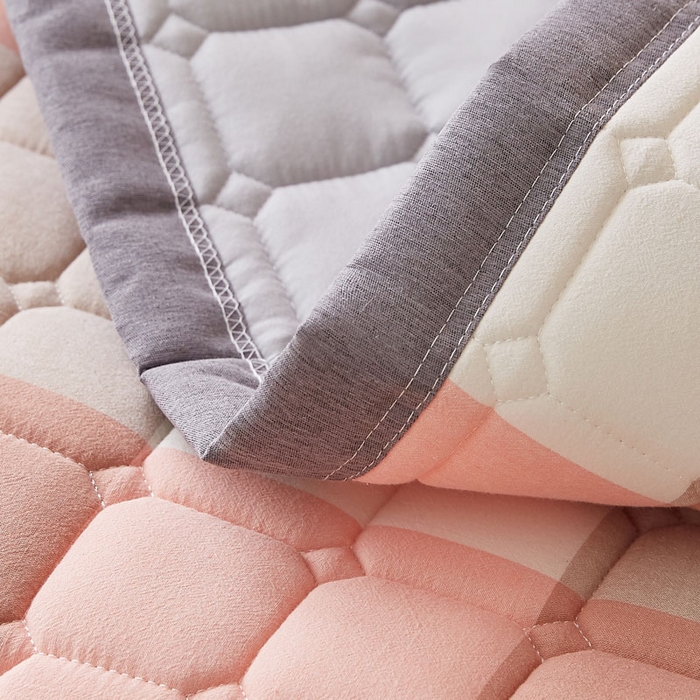 91家纺网 家纺一手货源 找家纺 暖季家纺 2025新款A类水洗棉学生絮叠床护垫 絮叠床护垫-粉大格