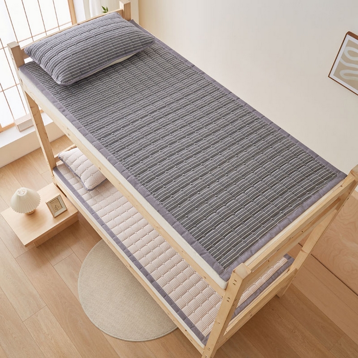 91家纺网 家纺一手货源 找家纺 暖季家纺 2025新款A类水洗棉学生絮叠床护垫 絮叠床护垫-灰细条