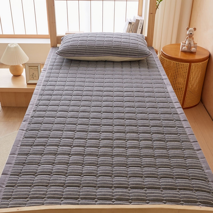 91家纺网 家纺一手货源 找家纺 暖季家纺 2025新款A类水洗棉学生絮叠床护垫 絮叠床护垫-灰细条