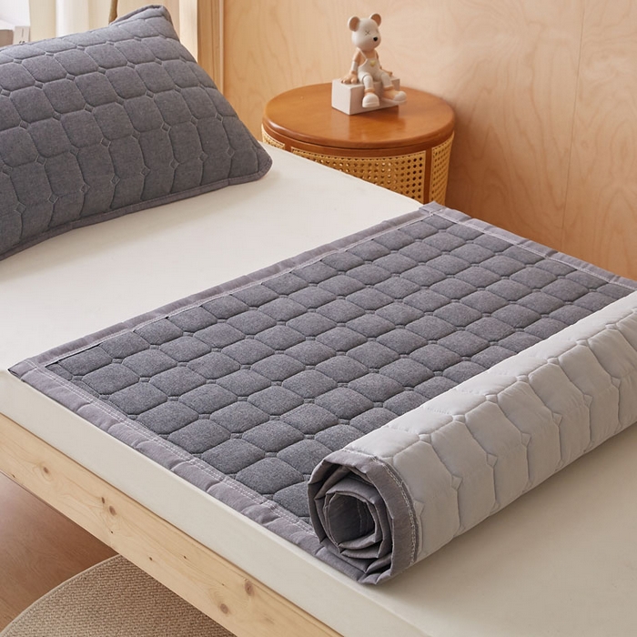 91家纺网 家纺一手货源 找家纺 暖季家纺 2025新款A类水洗棉学生絮叠床护垫 絮叠床护垫-深灰