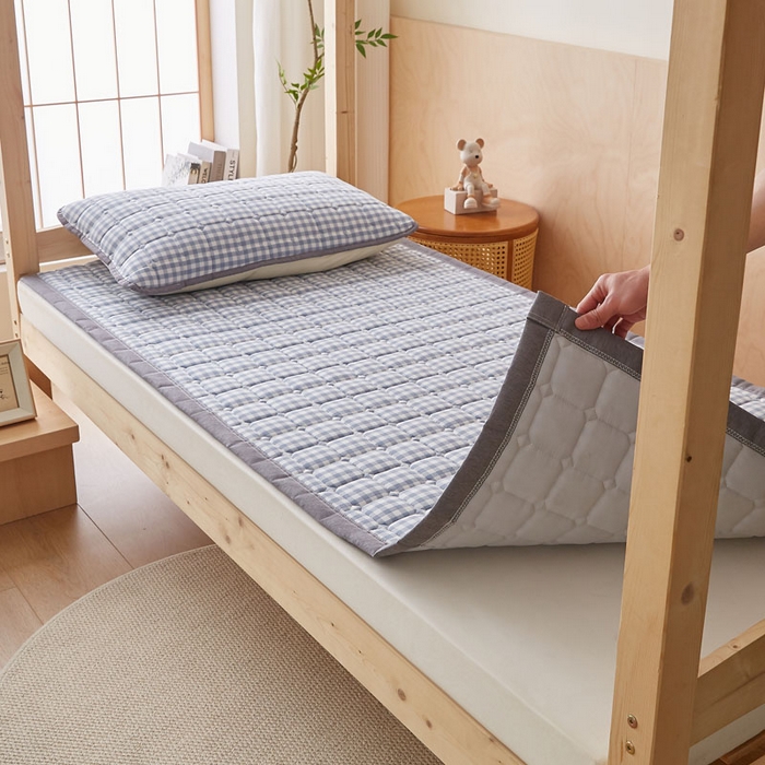 91家纺网 家纺一手货源 找家纺 暖季家纺 2025新款A类水洗棉学生絮叠床护垫 絮叠床护垫-蓝小格