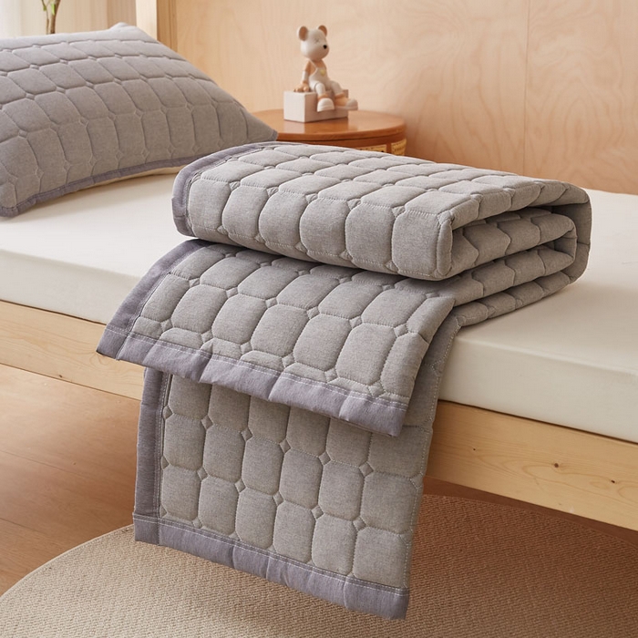 91家纺网 家纺一手货源 找家纺 暖季家纺 2025新款A类水洗棉学生絮叠床护垫 絮叠床护垫-灰