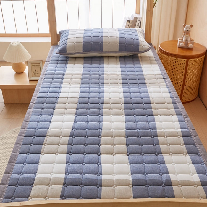 91家纺网 家纺一手货源 找家纺 暖季家纺 2025新款A类水洗棉学生絮叠床护垫 絮叠床护垫-蓝大格