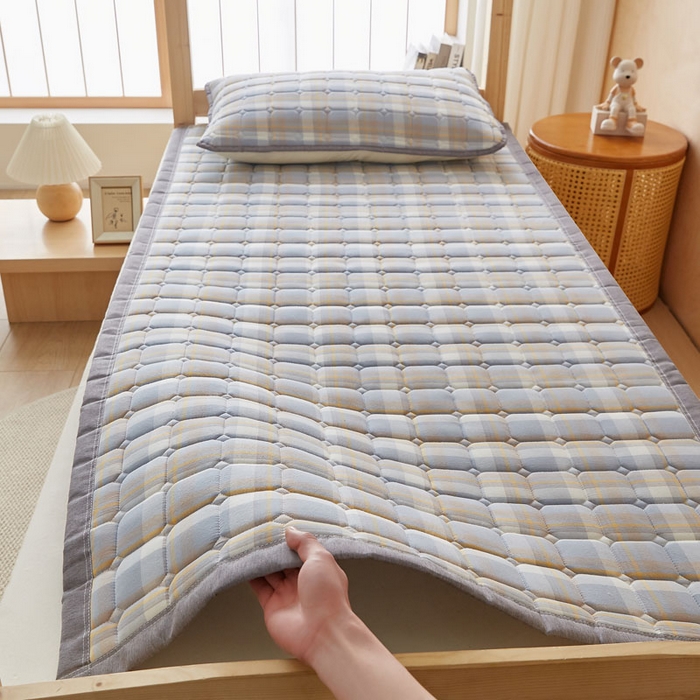 91家纺网 家纺一手货源 找家纺 暖季家纺 2025新款A类水洗棉学生絮叠床护垫 絮叠床护垫-简兮蓝